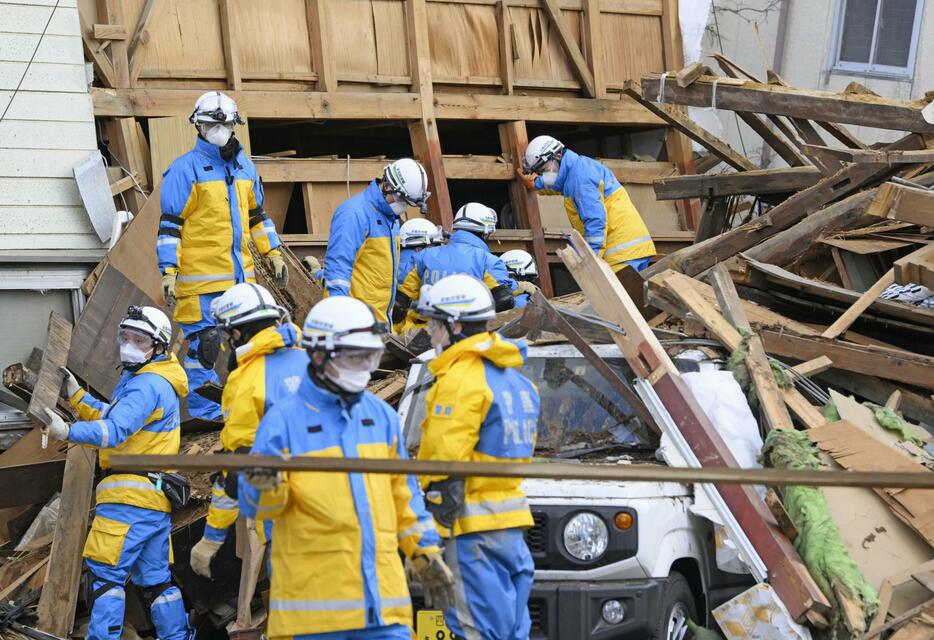 石川県輪島市で行方不明者を捜索する警察官ら＝4日午前11時17分