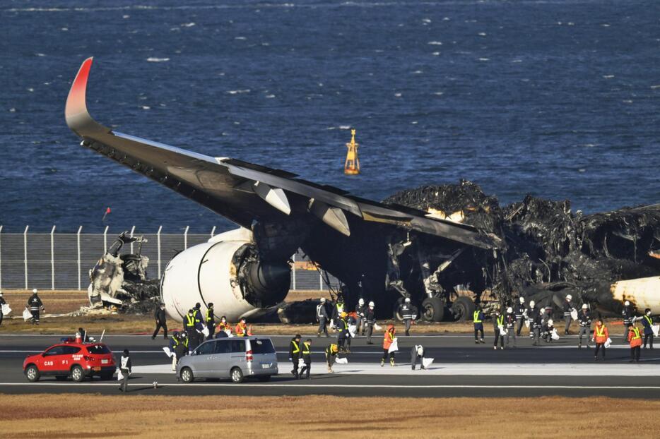 羽田空港のC滑走路で海上保安庁の航空機と衝突して炎上し、焼け焦げた日航機＝4日午後2時21分