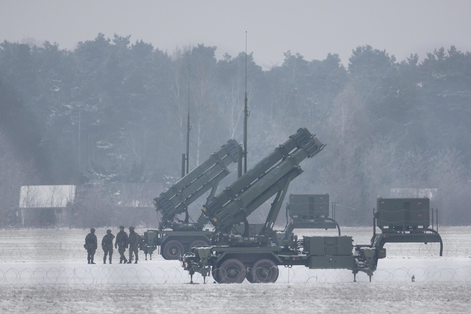 ポーランドの首都ワルシャワに配備された地対空ミサイルシステム「パトリオット」＝2023年2月（AP＝共同）