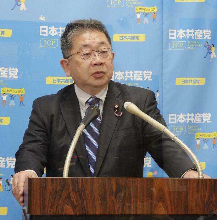 記者会見する共産党の小池書記局長＝29日午後、国会