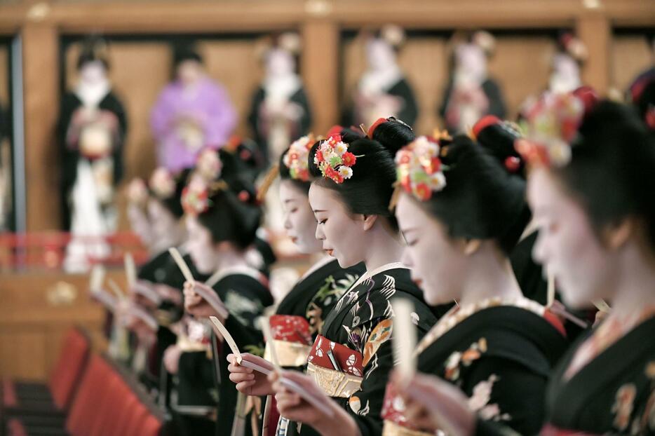 京都の花街の仕事始めに当たる「始業式」で、新年の誓いを唱和する舞妓ら＝7日、京都市東山区