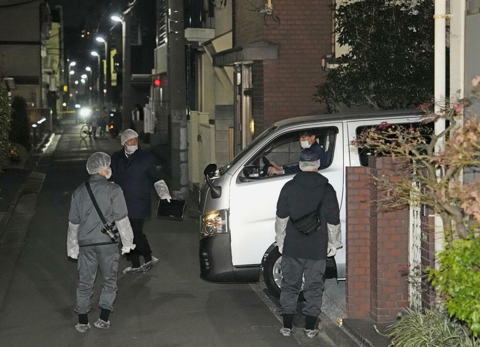 床下から2遺体が見つかった住宅の現場検証を行い、慌ただしく出入りする警視庁の捜査員ら＝18日午後7時10分、東京都足立区