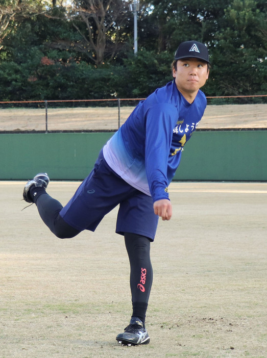 練習を公開した阪神・村上＝14日、静岡県沼津市