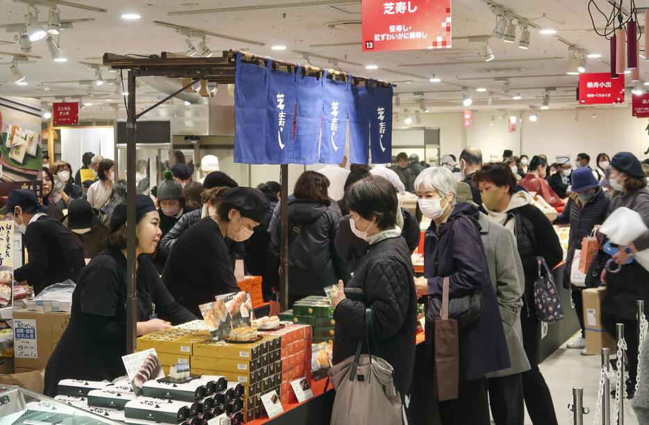 阪急百貨店梅田本店で開かれた石川県の物産展＝11日午前、大阪市