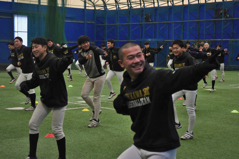 恒例のエアロビクスで体を温める選手たち＝福島県石川町で２０２４年１月２７日、竹田直人撮影