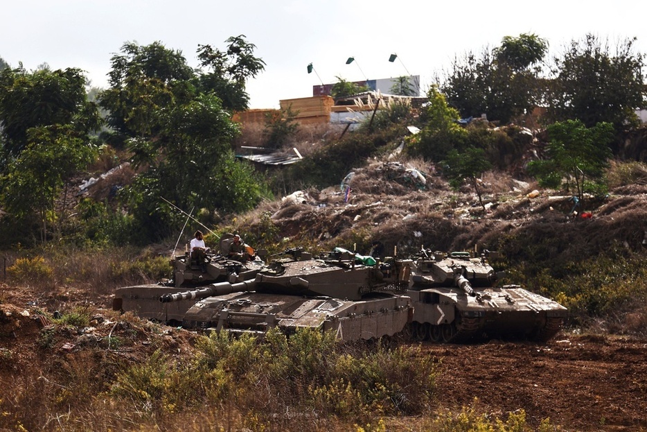 レバノン国境に近いイスラエル北部に展開するイスラエル軍の戦車＝昨年10月（ロイター＝共同）