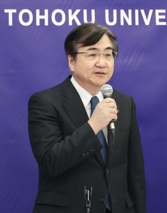 東北大の次期学長に決まり、記者会見する副学長の冨永悌二氏＝24日午前、仙台市