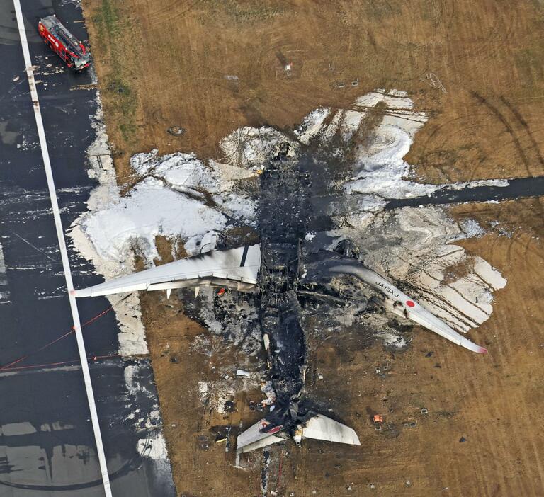 焼け焦げた日航機＝3日午前8時11分、羽田空港（共同通信社ヘリから）