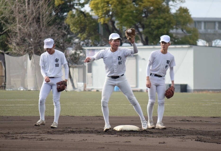 内野の守備練習に取り組む報徳学園の選手たち＝兵庫県西宮市上大市５で２０２４年１月２７日午前９時３３分、稲田佳代撮影