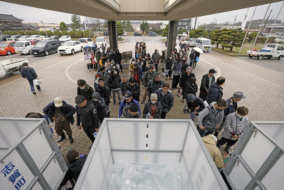 石川県志賀町で、給水に列をなす人たち＝3日午前10時6分