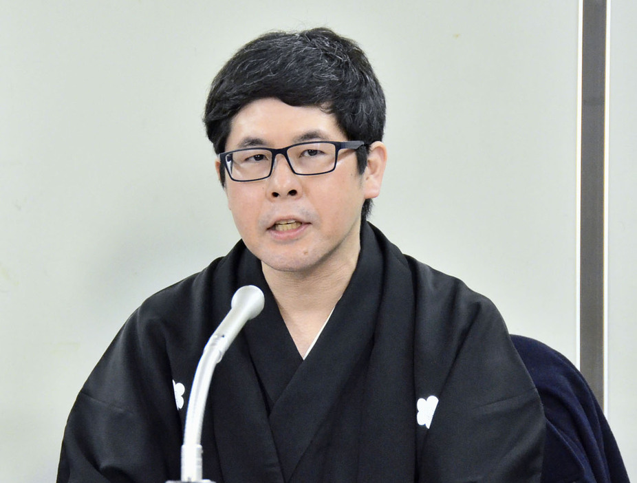 判決後、記者会見する落語家の吉原馬雀さん＝26日午後、東京・霞が関の司法記者クラブ