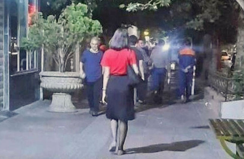 X（旧ツイッター）に投稿された、イランの首都テヘランで半袖シャツとスカート姿で歩くロヤ・へシュマティさんの画像（共同）