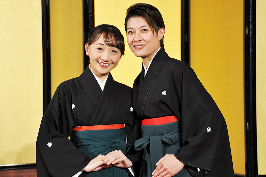 退団を発表した「OSK日本歌劇団」の舞美りら（左）と楊琳（右）（1月24日・大阪市内）