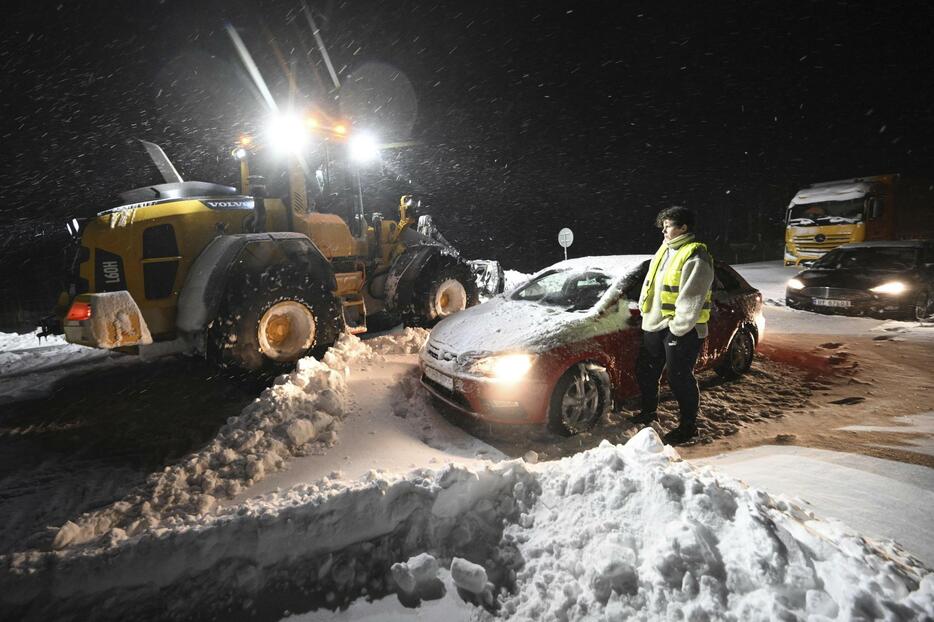 スウェーデン南部の道路で立ち往生する車＝4日（Johan　Nilsson/TT　News　Agency提供、AP＝共同）