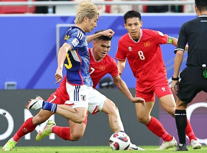 日本を苦しめたベトナムの選手たち。写真：梅月智史（サッカーダイジェスト写真部／現地特派）