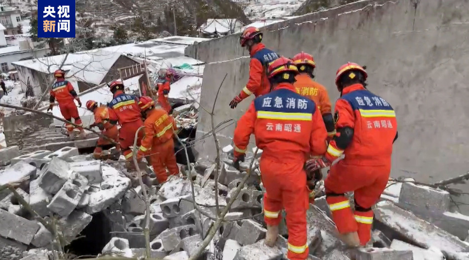 山崩れが起きた現場付近で救援活動を行う消防隊員ら＝22日、中国雲南省昭通市（中国国営中央テレビ電子版から、共同）