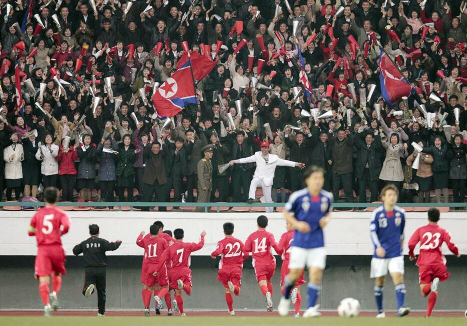 2011年、男子のサッカーW杯ブラジル大会アジア3次予選の日本―北朝鮮戦が行われた平壌の金日成競技場（共同）