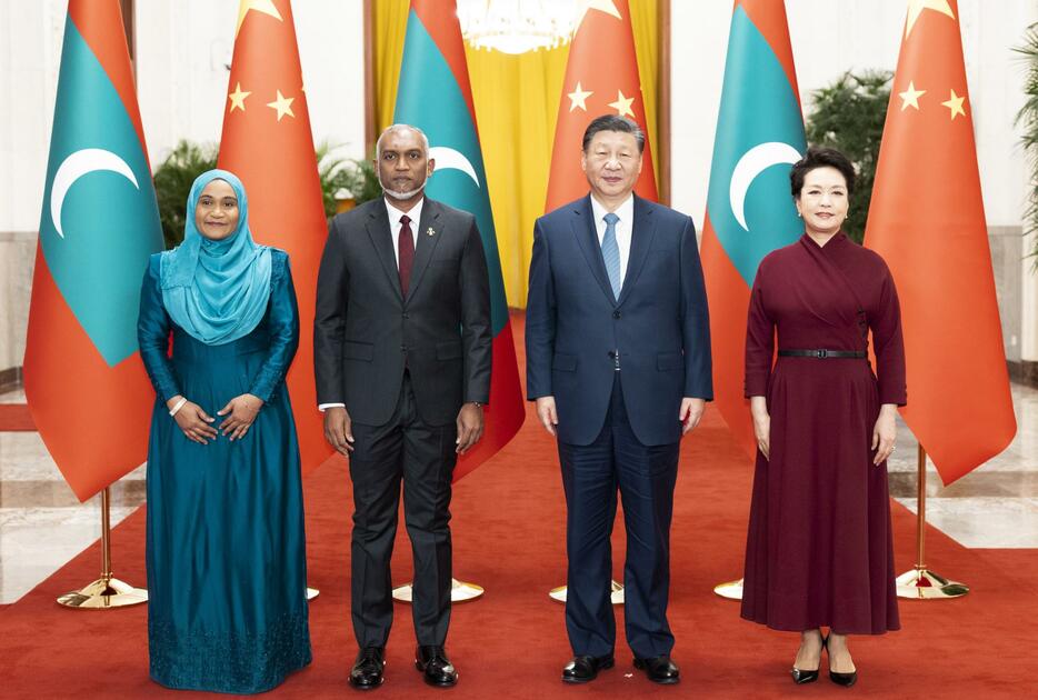 モルディブのムイズ大統領（左から2人目）と写真に納まる中国の習近平国家主席（右から2人目）ら＝10日、北京の人民大会堂（新華社＝共同）
