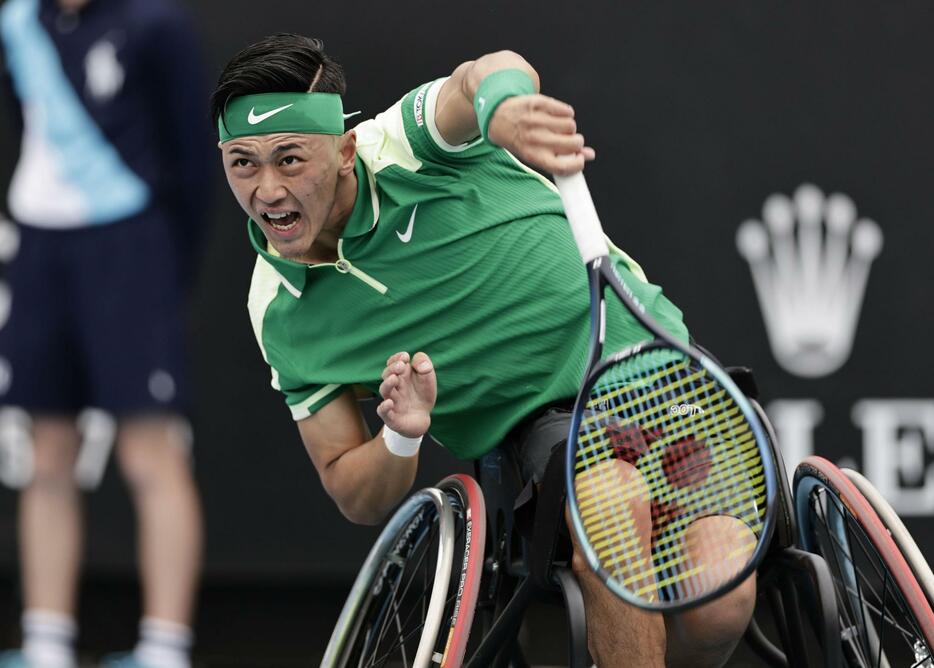 車いすの部男子シングルス準決勝でプレーする小田凱人＝メルボルン（共同）