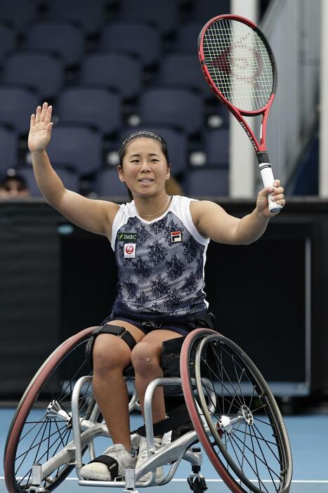 車いすの部女子シングルス準決勝で勝利し声援に応える上地結衣＝メルボルン（共同）