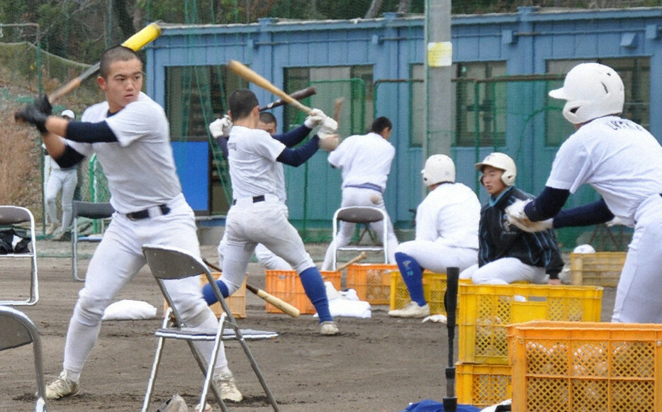 バッティング練習で低い打球を心がける帝京大可児の選手たち＝岐阜県可児市の帝京大可児高で2023年12月19日、斉藤雅春撮影