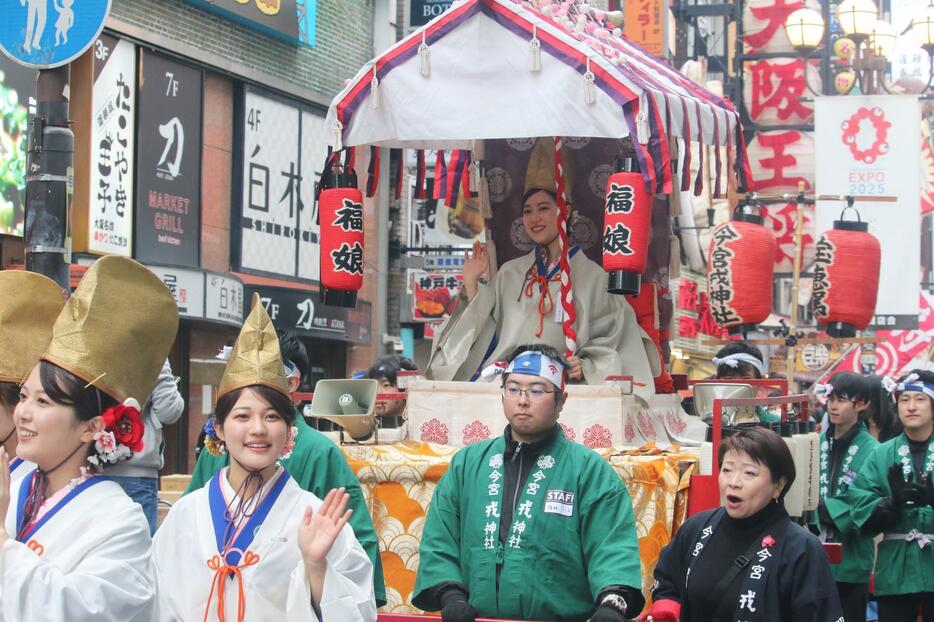 ［写真］大阪・今宮戎神社（大阪市浪速区）の「十日戎（とおかえびす）」恒例の「宝恵かご」行列が10日、4年ぶりに復活した＝10日午前、大阪市中央区で