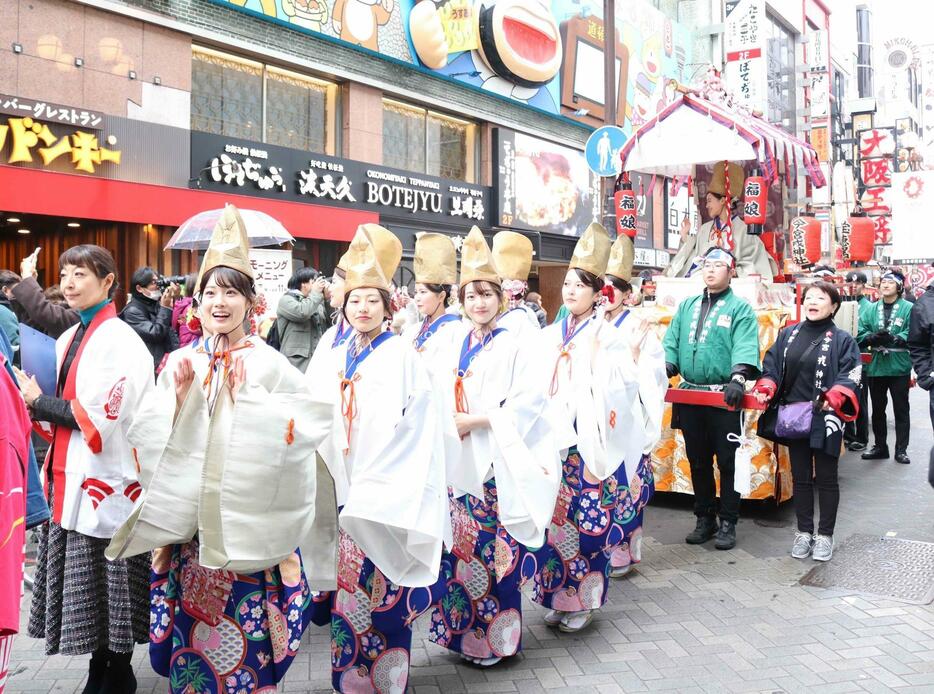 ［写真］「宝恵かご」行列で笑顔をふりまく福娘（撮影：具志堅浩二）