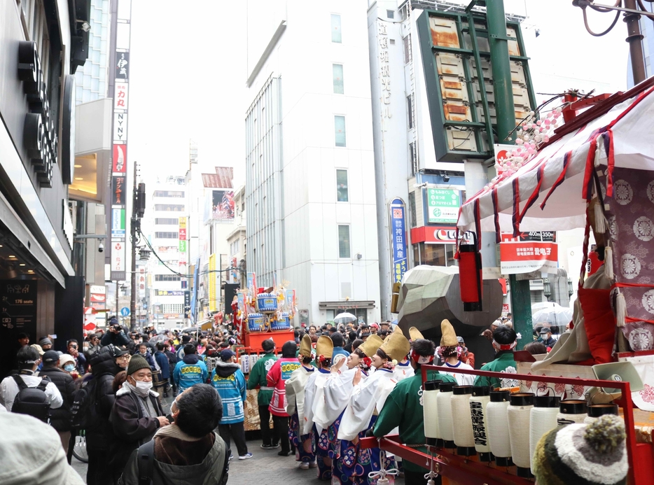 通り過ぎていく宝恵かごの行列（撮影：具志堅浩二）