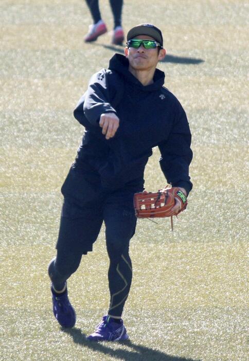 練習を公開し、キャッチボールするロッテの荻野＝ZOZOマリンスタジアム