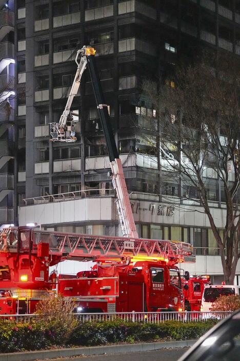 火災があった東京都新宿区のマンション＝4日午後5時16分