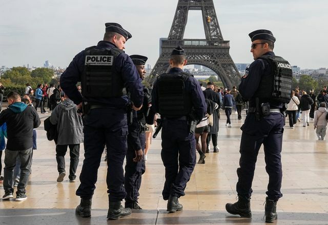 パトロールする警察官　フランスではテロ警戒レベルが最高水準に（写真：AP/アフロ）