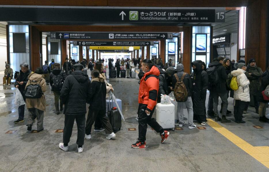 運休が続き、利用客らで混雑するJR金沢駅＝2日午前8時42分