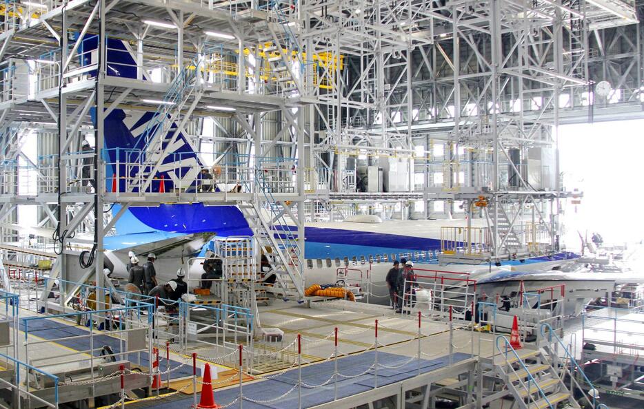 「MRO　Japan」の整備士らが作業に当たる航空機の格納庫＝2019年6月、那覇空港