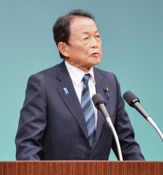 福岡県直方市での国政報告会で発言する自民党の麻生副総裁＝8日午前