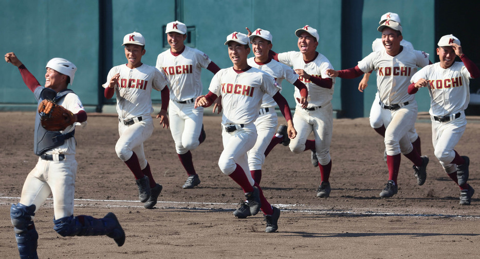 秋の四国大会で優勝し、喜ぶ高知の選手たち＝徳島県鳴門市のオロナミンＣ球場で２０２３年１１月５日、三村政司撮影