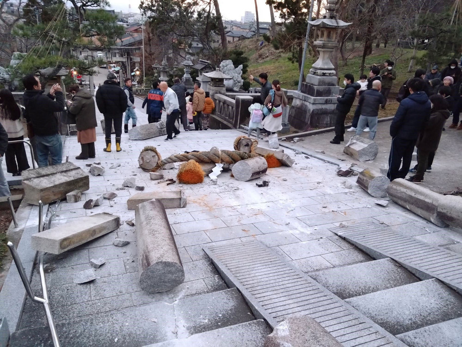 地震で倒壊した金沢市の大野日吉神社の鳥居＝1日午後4時50分ごろ