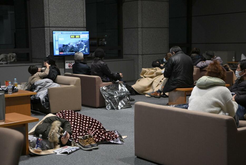 石川県庁に避難した市民ら＝1日深夜