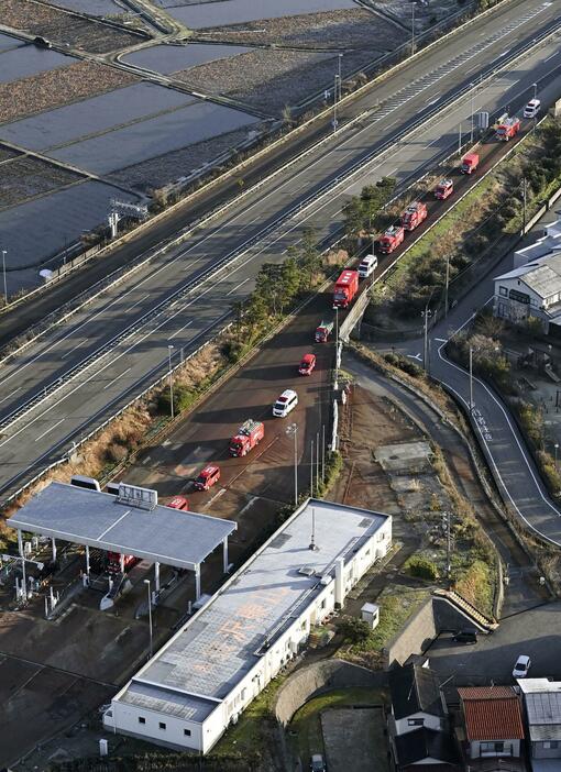 北陸自動車道の出口に並ぶ消防車と救急車＝2日、石川県の金沢東インター