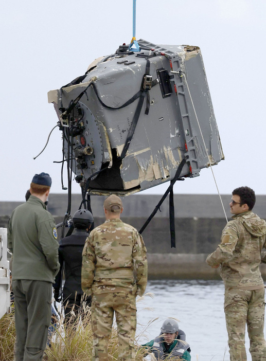 昨年12月、鹿児島県・屋久島の安房港に引き揚げられた、米軍CV22オスプレイの残骸とみられるもの