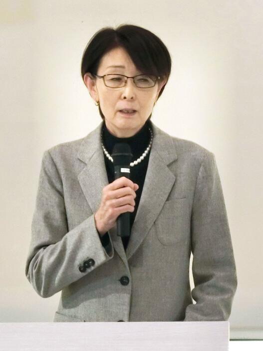 職員に向けて新年のあいさつをするJOCの三屋裕子副会長＝5日、東京都新宿区