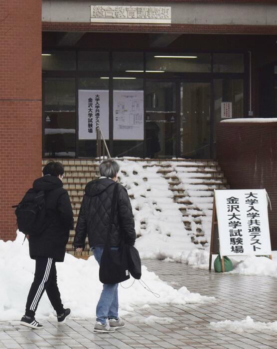 金沢大の試験会場＝27日午前、金沢市