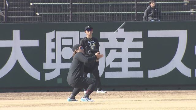 ナイスキャッチを見せるソフトバンク・甲斐拓也選手