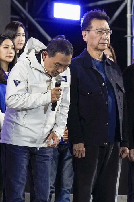 台湾総統選で、敗戦の弁を述べる国民党・侯友宜氏（左）＝13日、新北市（共同）