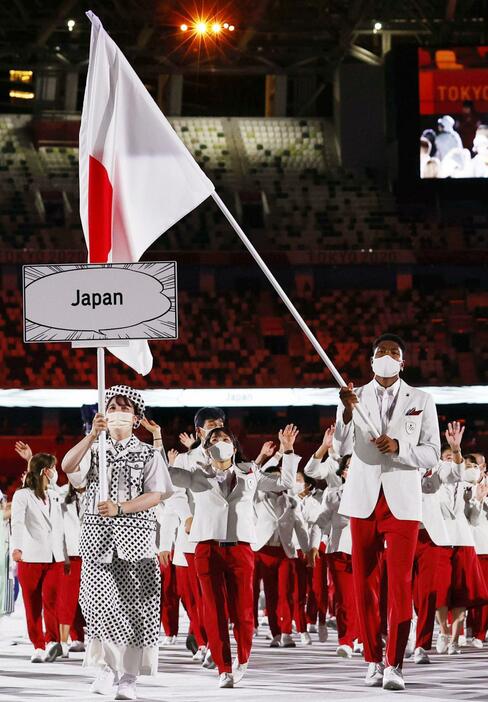 東京五輪の開会式で、日本選手団の旗手を務める八村塁（手前右）と須崎優衣（同左）＝2021年7月、国立競技場