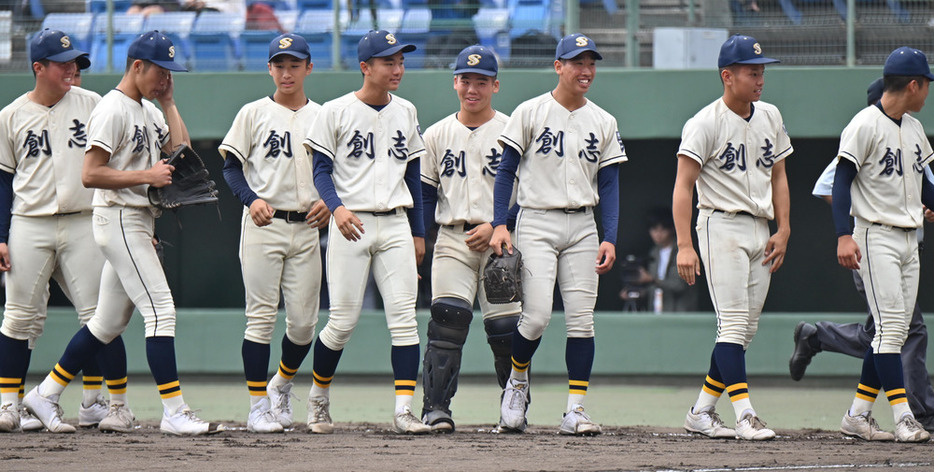 秋季中国地区大会の決勝進出を決め、笑顔で整列する選手たち＝岡山県倉敷市のマスカットスタジアムで２０２３年１１月４日午後０時３１分、川地隆史撮影