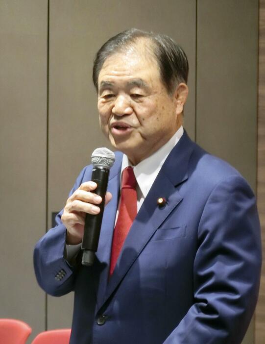 職員に向けて新年のあいさつをする日本スポーツ協会の遠藤利明会長＝5日、東京都新宿区