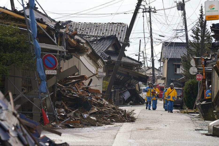 倒壊した建物が残る石川県珠洲市で活動する警視庁の警察官ら＝7日午前10時47分