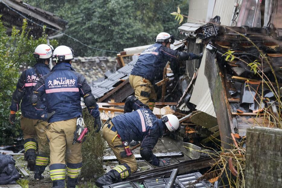 石川県珠洲市で捜索活動する消防隊員ら＝7日午前11時21分