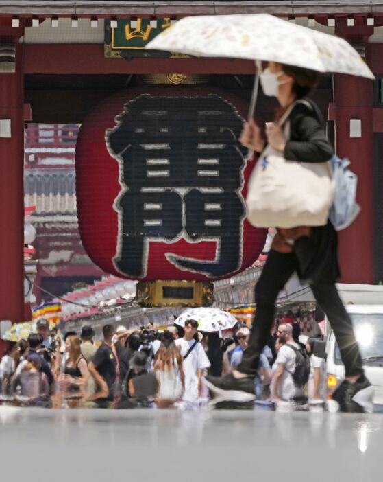 厳しい暑さで逃げ水が見られた東京・浅草＝2023年7月