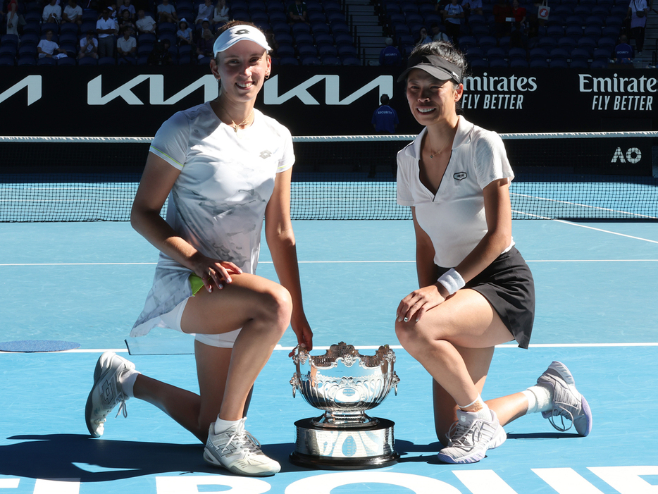 「オーストラリアン・オープン」（オーストラリア・メルボルン）の女子ダブルスで優勝を飾ったシェイ・スーウェイ（台湾／右）とエリース・メルテンス（ベルギー）（Getty Images）